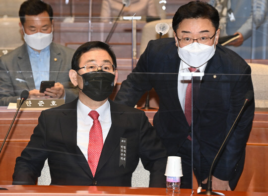 주호영 국민의힘 원내대표와 김성원 원내수석부대표가 18일 오전 국회에서 열린 의원총회에서 단상을 보고 있다. 의총은 시작과 동시에 비공개로 전환됐다.   연합뉴스